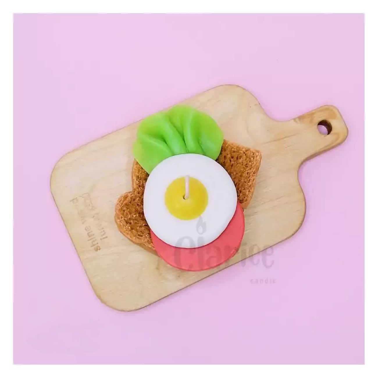 Handgemachte Kerze in Toastform mit Spiegelei und Salat