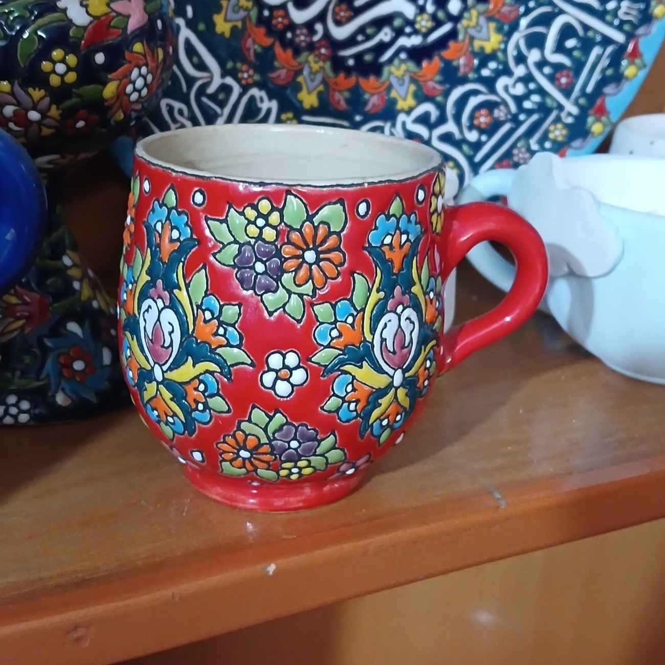 Handgefertigte Kaffeetasse – Emaille-beschichtete Keramik mit floralem Design in Rot