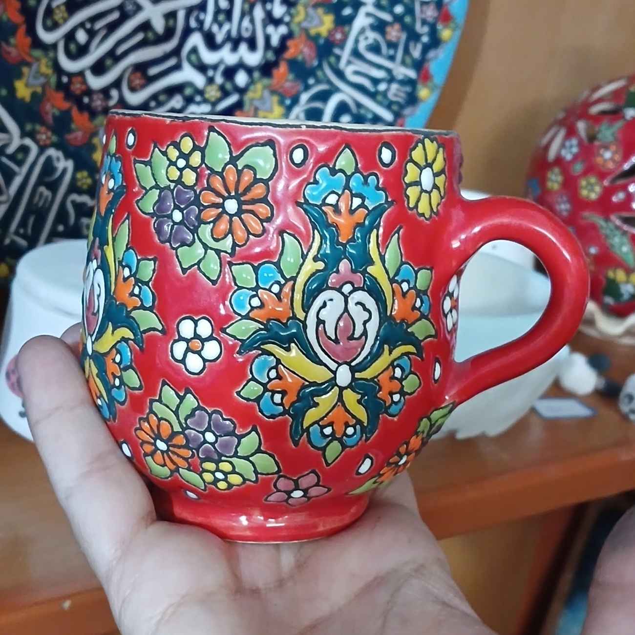 Handgefertigte Kaffeetasse – Emaille-beschichtete Keramik mit floralem Design in Rot
