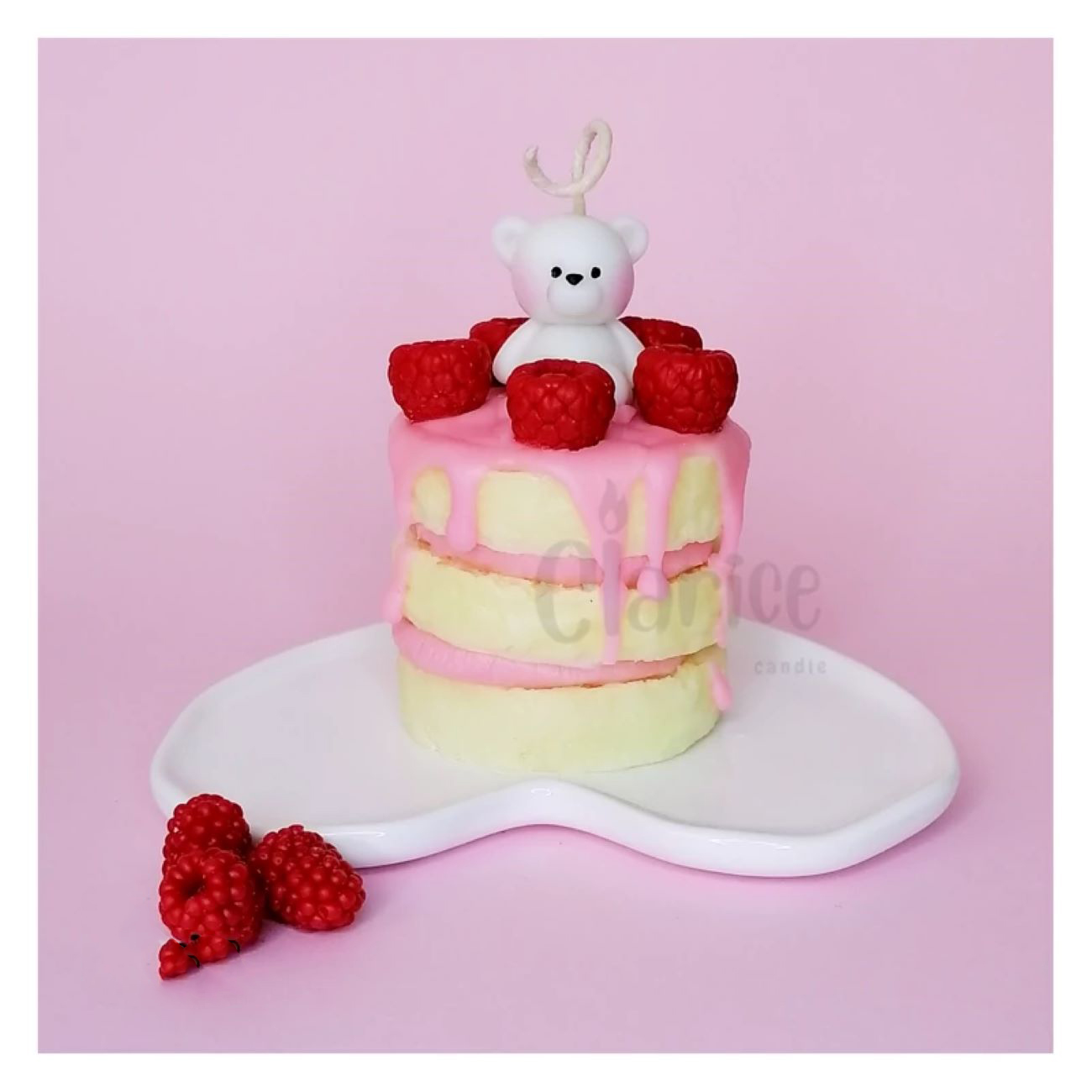 Handgemachte zitronengelbe Fancy-Kerze im Schichtkuchen-Stil mit Bär und Himbeere