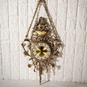 Charmante Messing-Wanduhr mit dekorativen Blumenakzenten und Hängeelement