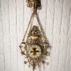 Charmante Messing-Wanduhr mit dekorativen Blumenakzenten und Hängeelement