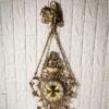 Charmante Messing-Wanduhr mit dekorativen Blumenakzenten und Hängeelement