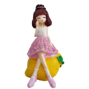 Leilpar handbemalte Figurenpuppe – Mädchen mit Zitronenmotiv, ideal als Dekoration & Geschenk