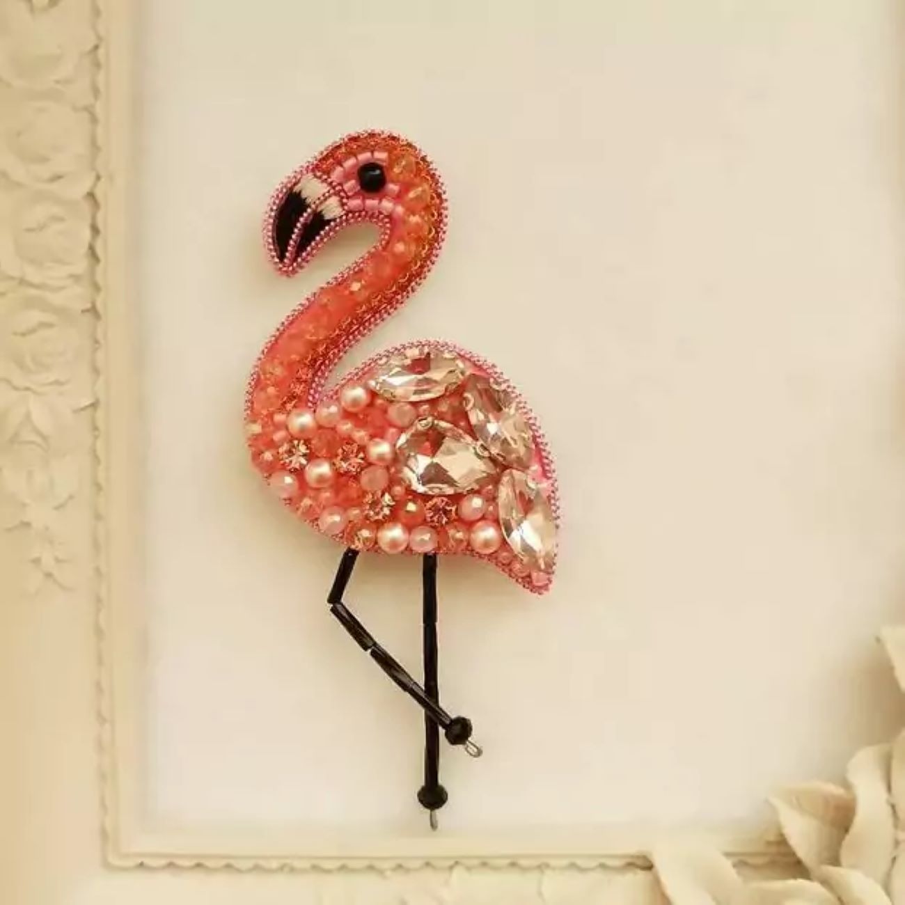 Liebevolle Perlen-Flamingobrosche – farbenfroh und verspielt