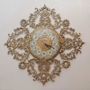 Luxuriöse Messing-Wanduhr mit zartem Blumenakzent