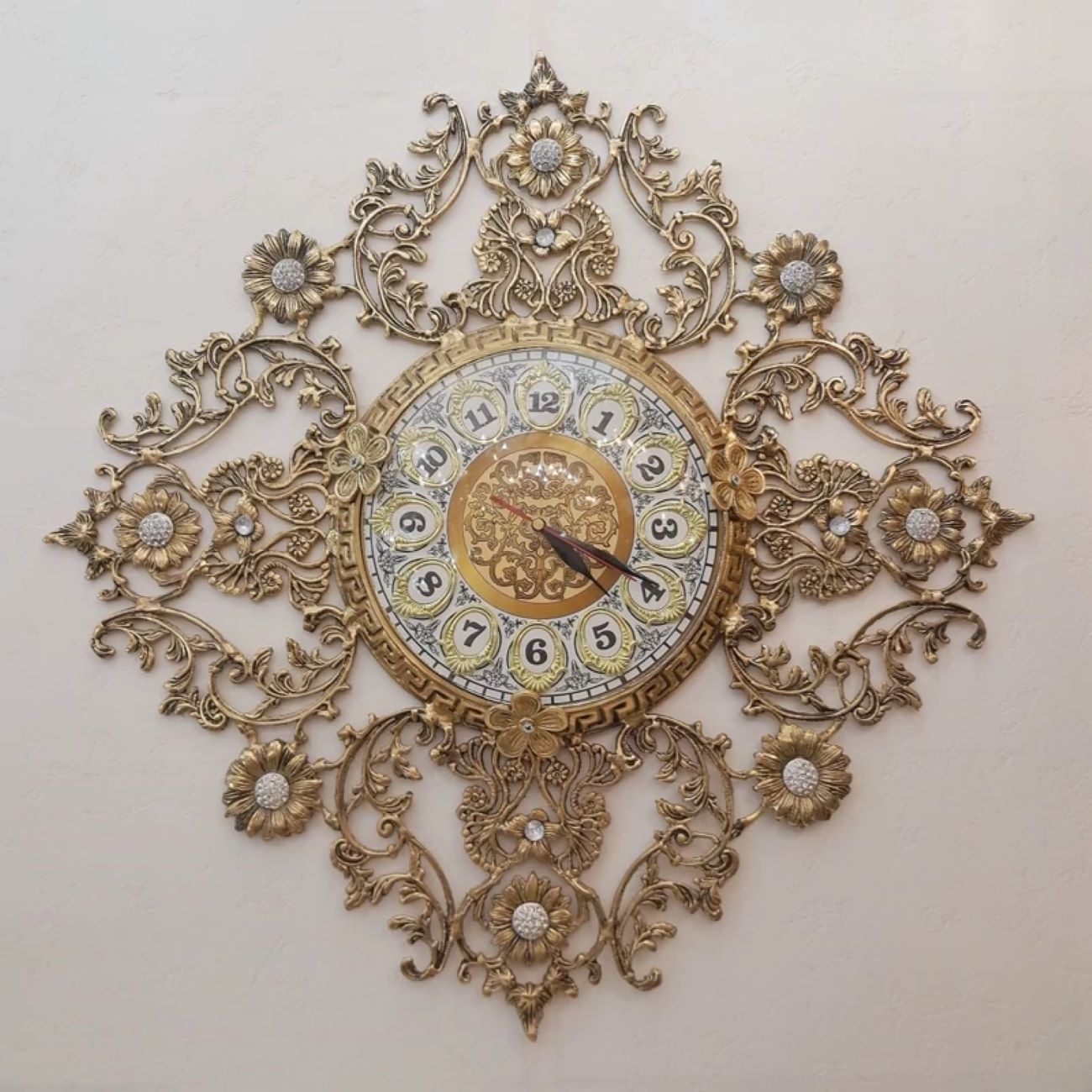 Luxuriöse Messing-Wanduhr mit zartem Blumenakzent