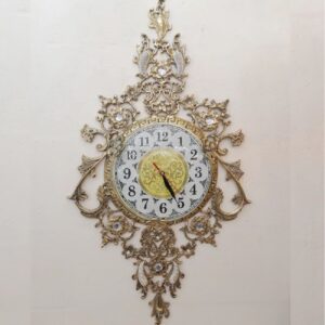 Charmante Messing-Wanduhr mit dekorativen Blumenakzenten und Hängeelement