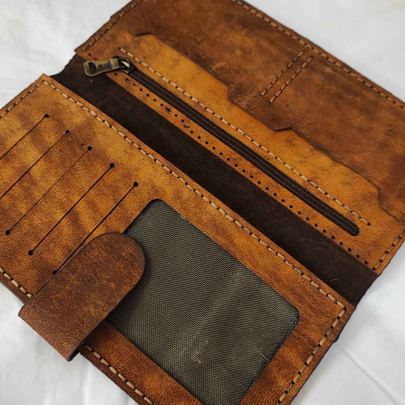 Minimalistische Lederbrieftasche – robust und elegant.