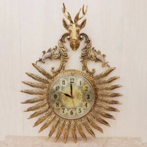 Messing-Wanduhr mit Hirschmotiv – Kombination aus klassischem und modernem Stil