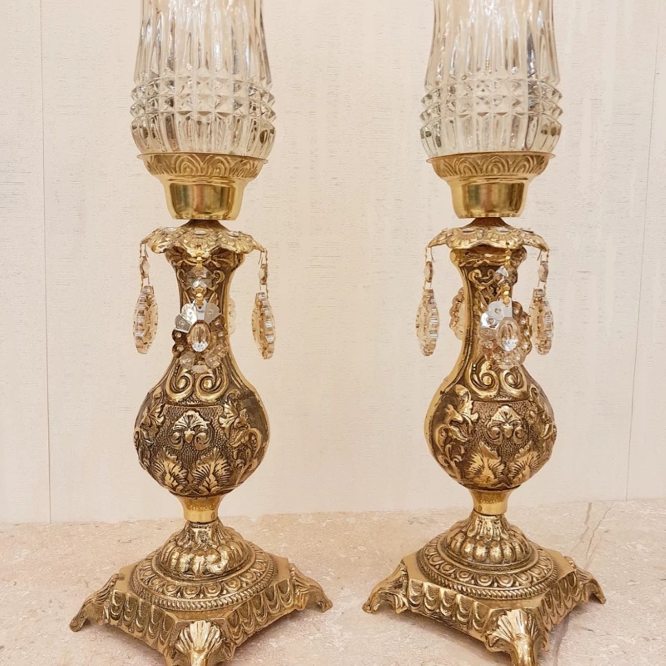 Zeitloser Bronze-Kerzenhalter mit Blumendetail verziert