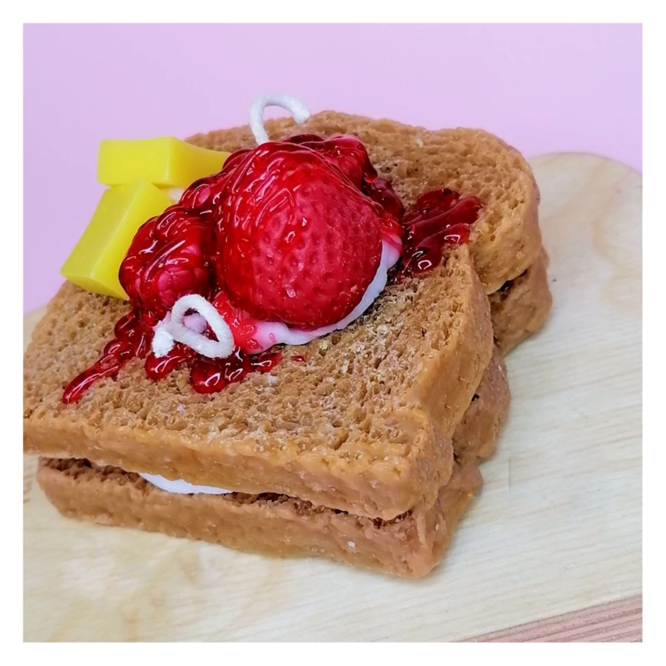 Toast-Kerze mit Erdbeermarmelade und Butter