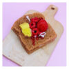 Toast-Kerze mit Erdbeermarmelade und Butter
