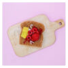 Toast-Kerze mit Erdbeermarmelade und Butter