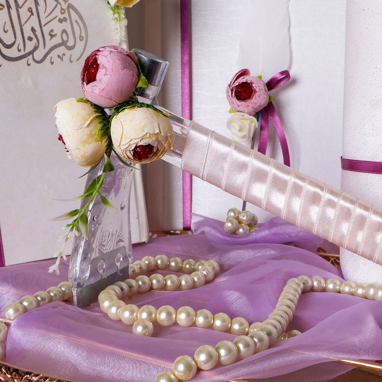 Traditionelles iranisches Zuckerhut-Set mit Schneidewerkzeug und Notizbuch für die Baleh-Boroon-Verlobungsfeier