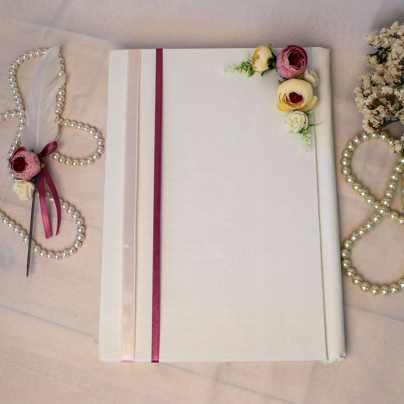 Traditionelles iranisches Zuckerhut-Set mit Schneidewerkzeug und Notizbuch für die Baleh-Boroon-Verlobungsfeier