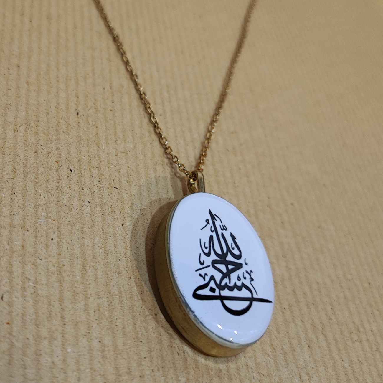 Zweiseitige Halskette aus Messing und Harz – „Hasbi Allah“ & „Bismillah“, geeignet für Damen