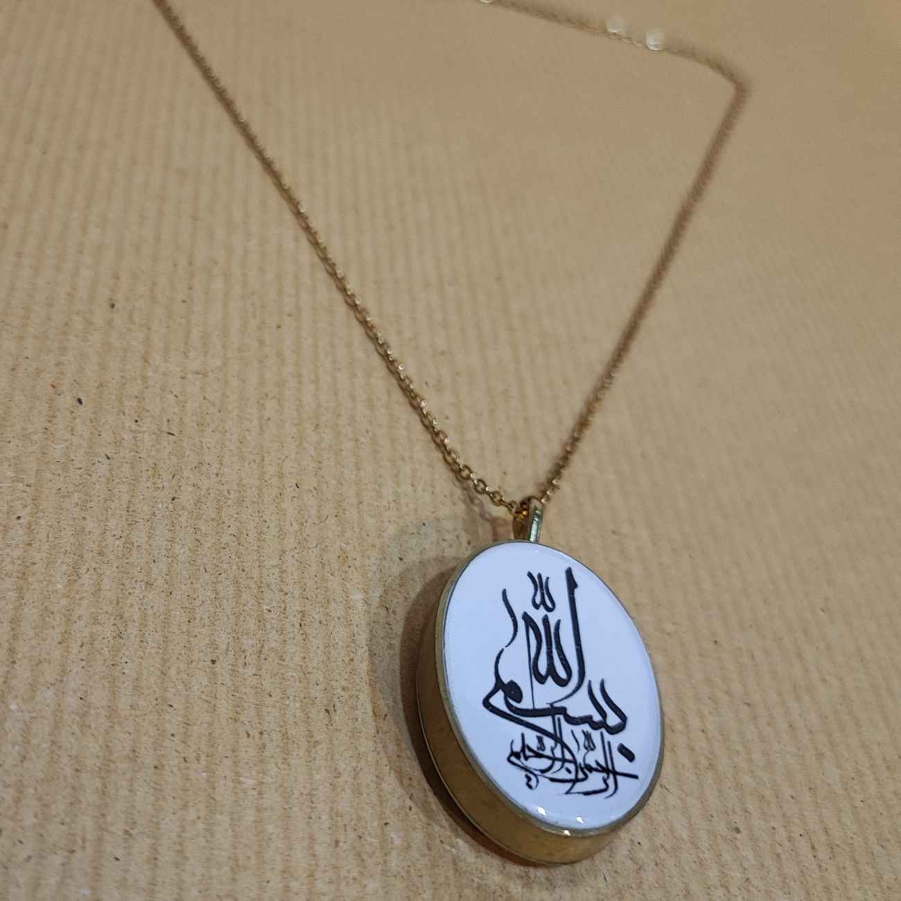 Zweiseitige Halskette aus Messing und Harz – „Hasbi Allah“ & „Bismillah“, geeignet für Damen