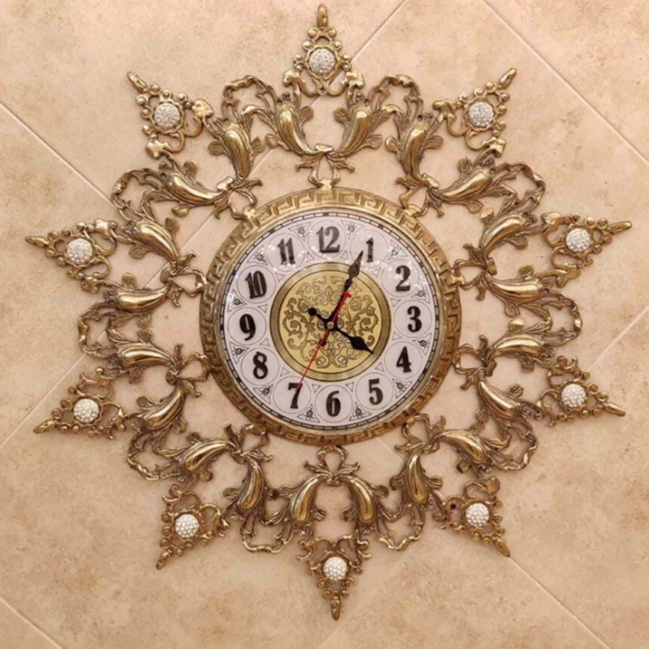 Messing-Wanduhr im Vintage-Stil mit Blumenmuster