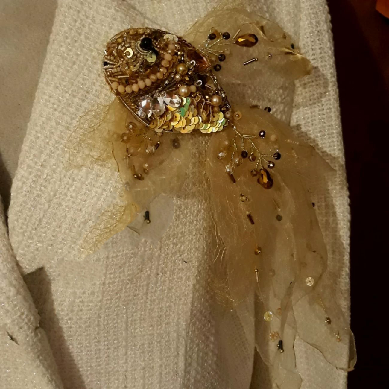 Verspielte Fischbrosche: Buntes und lustiges Accessoire