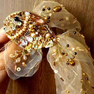 Verspielte Fischbrosche: Buntes und lustiges Accessoire
