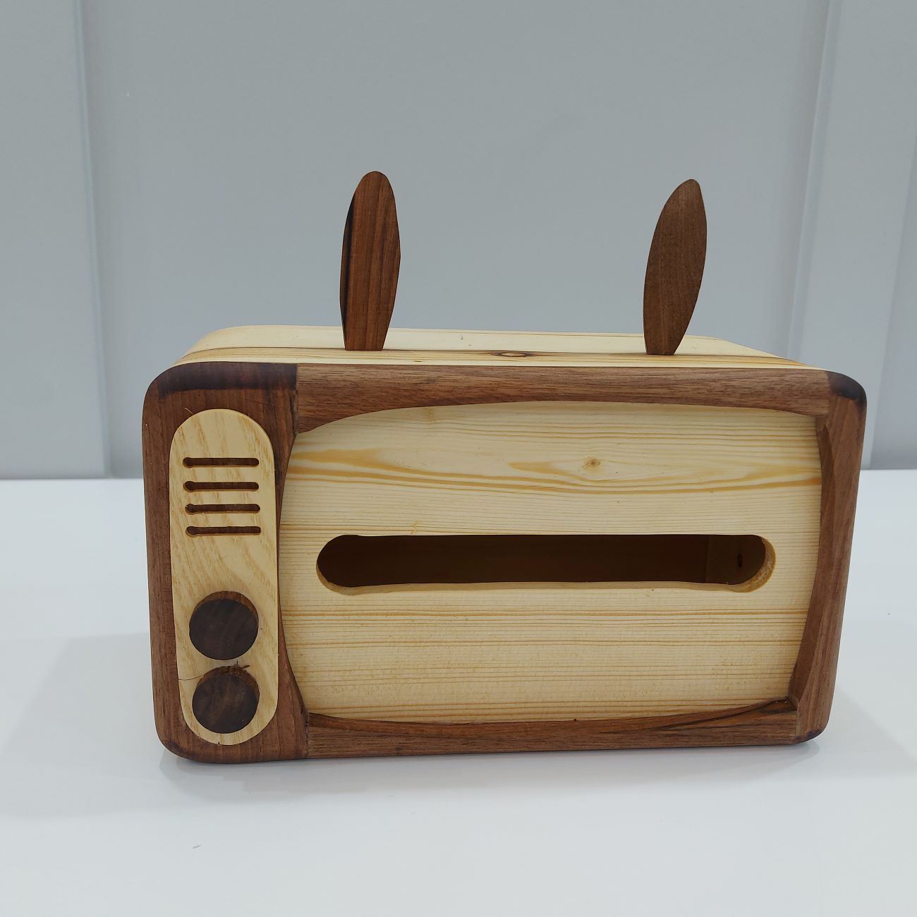 Holz-Taschentuchhalter im Vintage-TV-Design