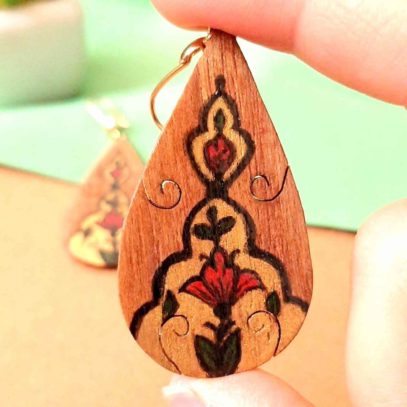 Handgefertigter Holzohrring zum Hängen – Schmuck für den Boho-Chic-Look