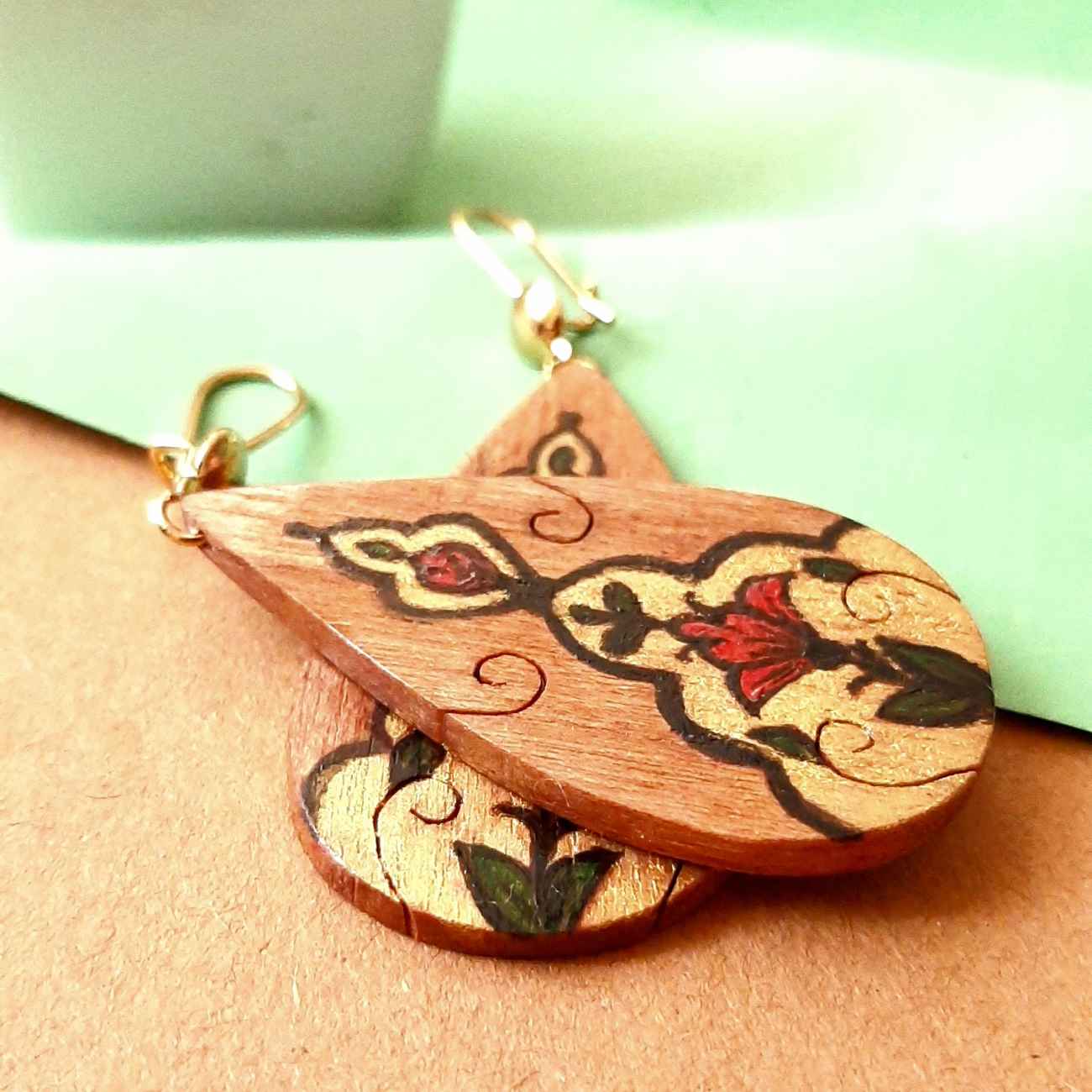 Handgefertigter Holzohrring zum Hängen – Schmuck für den Boho-Chic-Look