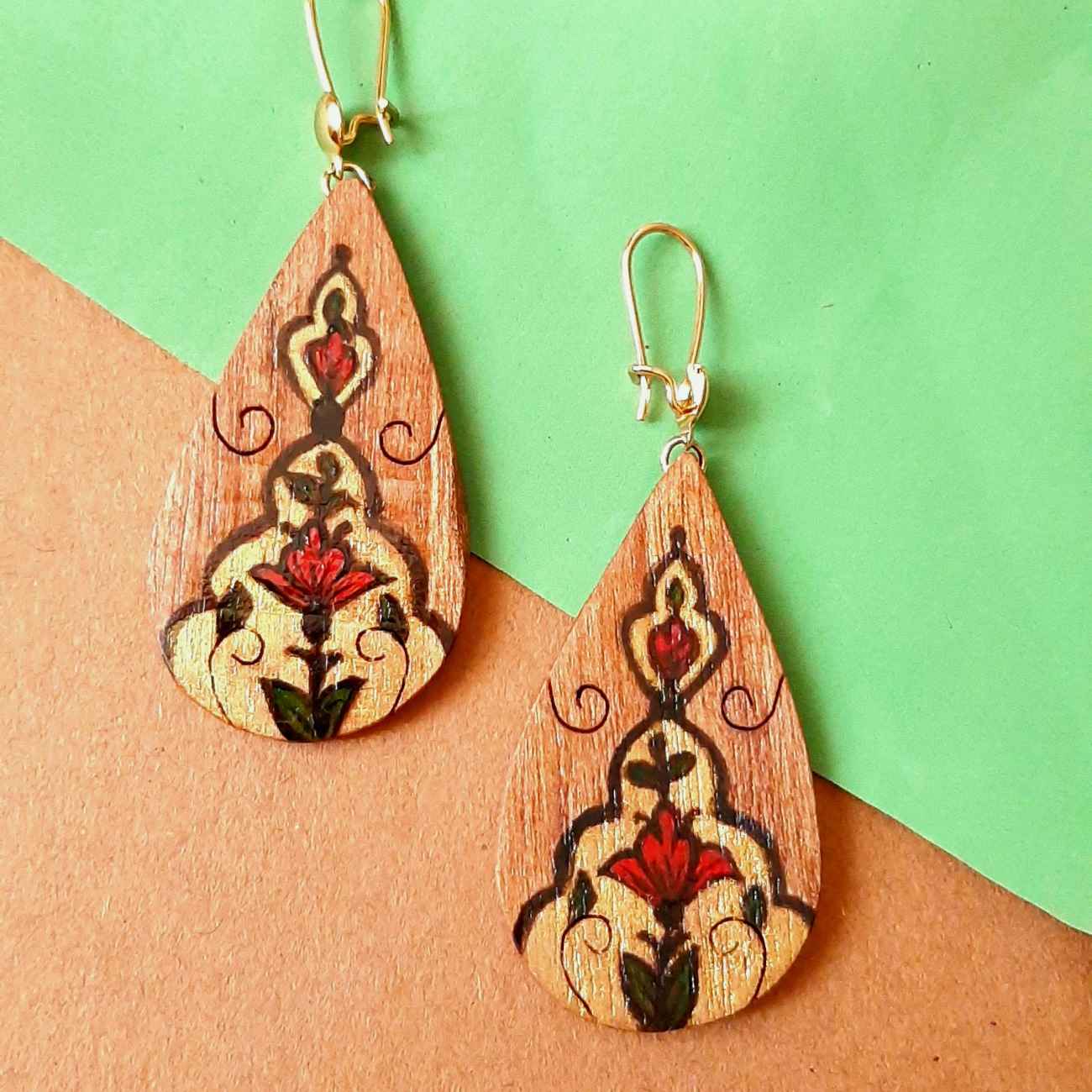 Handgefertigter Holzohrring zum Hängen – Schmuck für den Boho-Chic-Look