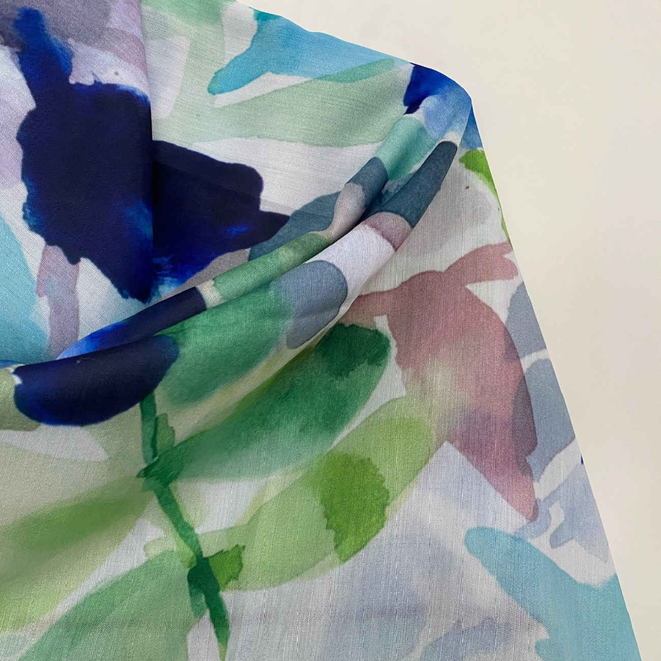 Hellblauer Schal mit Blumenmuster – Stilvoll und für alle Jahreszeiten geeignet