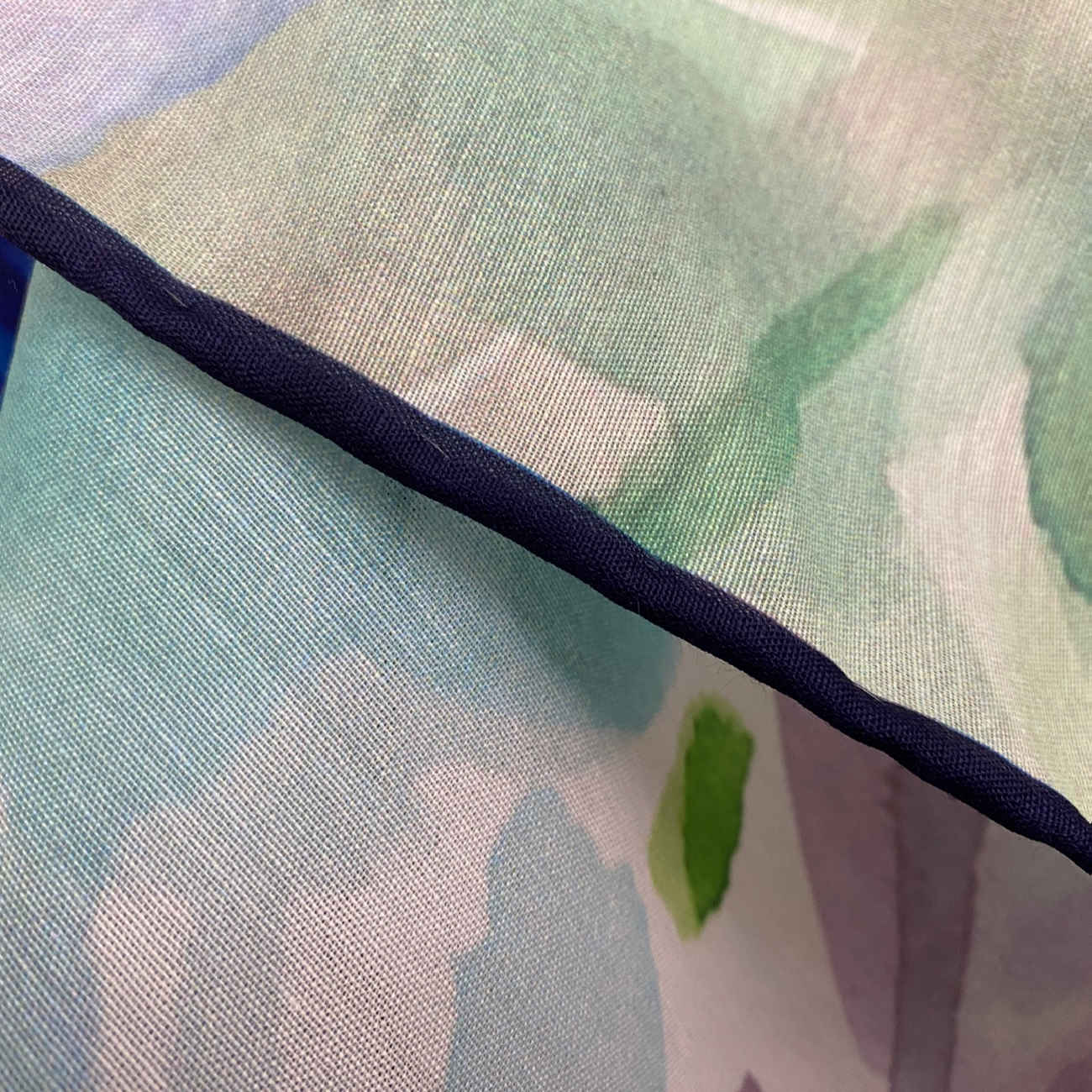 Hellblauer Schal mit Blumenmuster – Stilvoll und für alle Jahreszeiten geeignet
