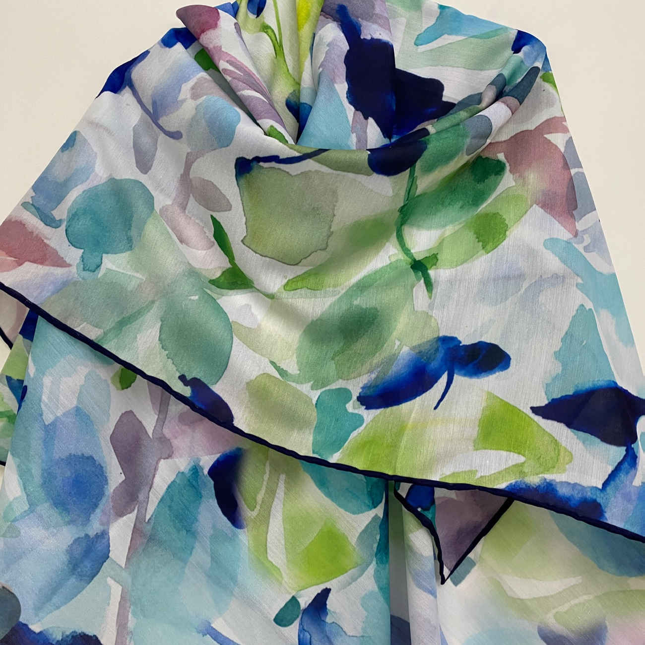 Hellblauer Schal mit Blumenmuster – Stilvoll und für alle Jahreszeiten geeignet