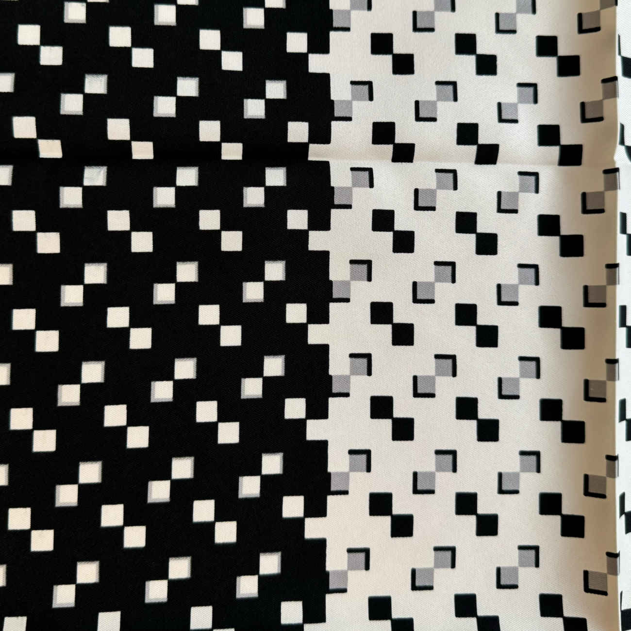Elegantes schwarz-weißes kleines Halstuch – ein zeitloses Modeaccessoire