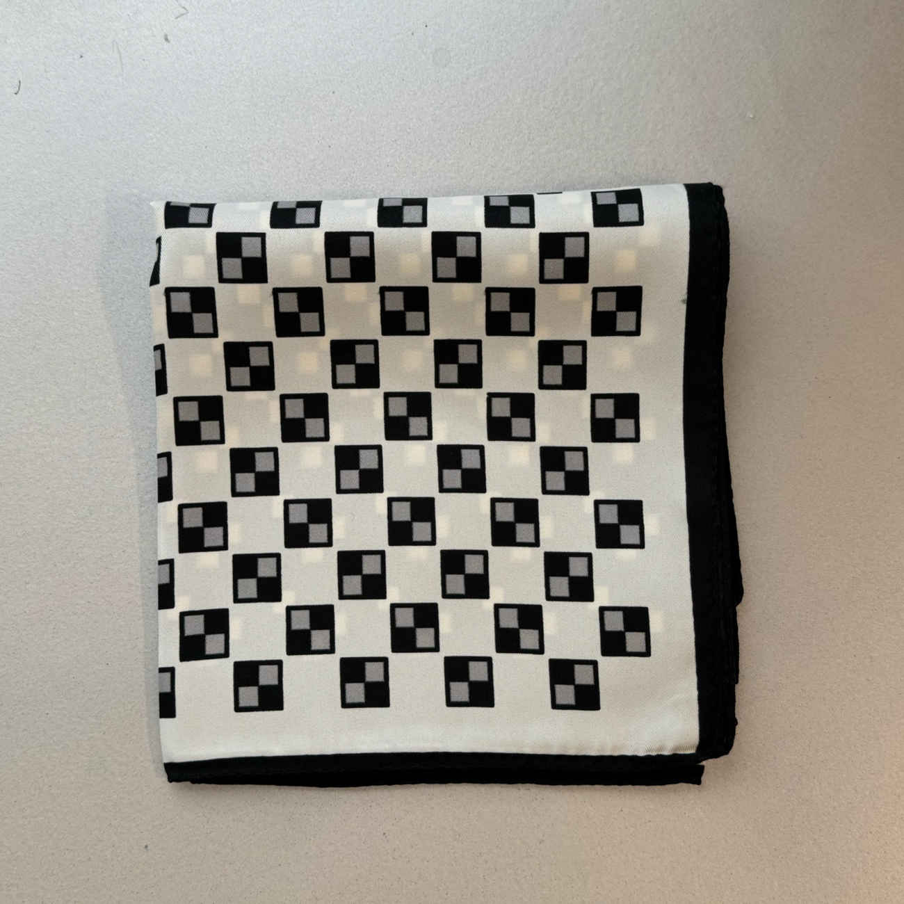 Elegantes schwarz-weißes kleines Halstuch – ein zeitloses Modeaccessoire