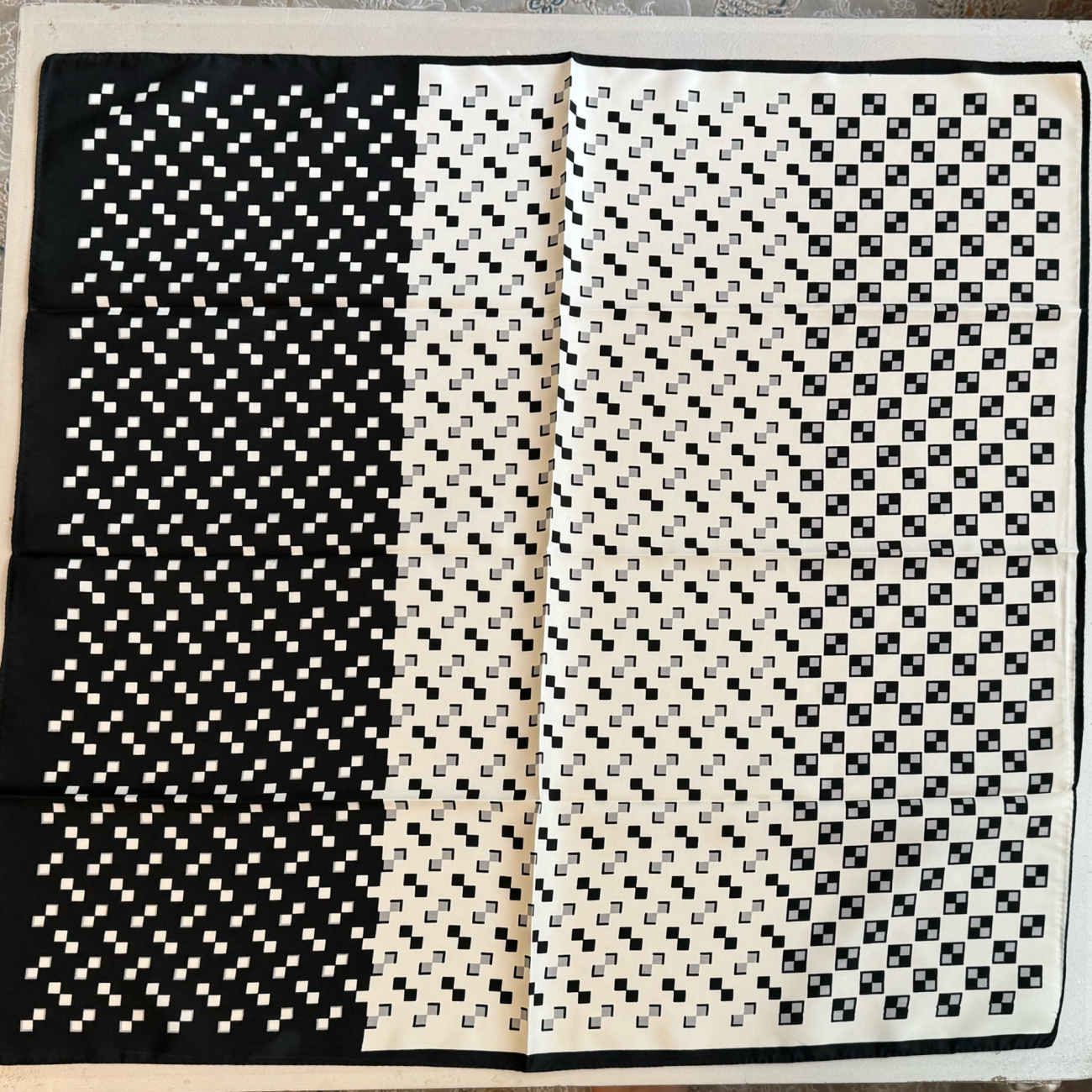 Elegantes schwarz-weißes kleines Halstuch – ein zeitloses Modeaccessoire