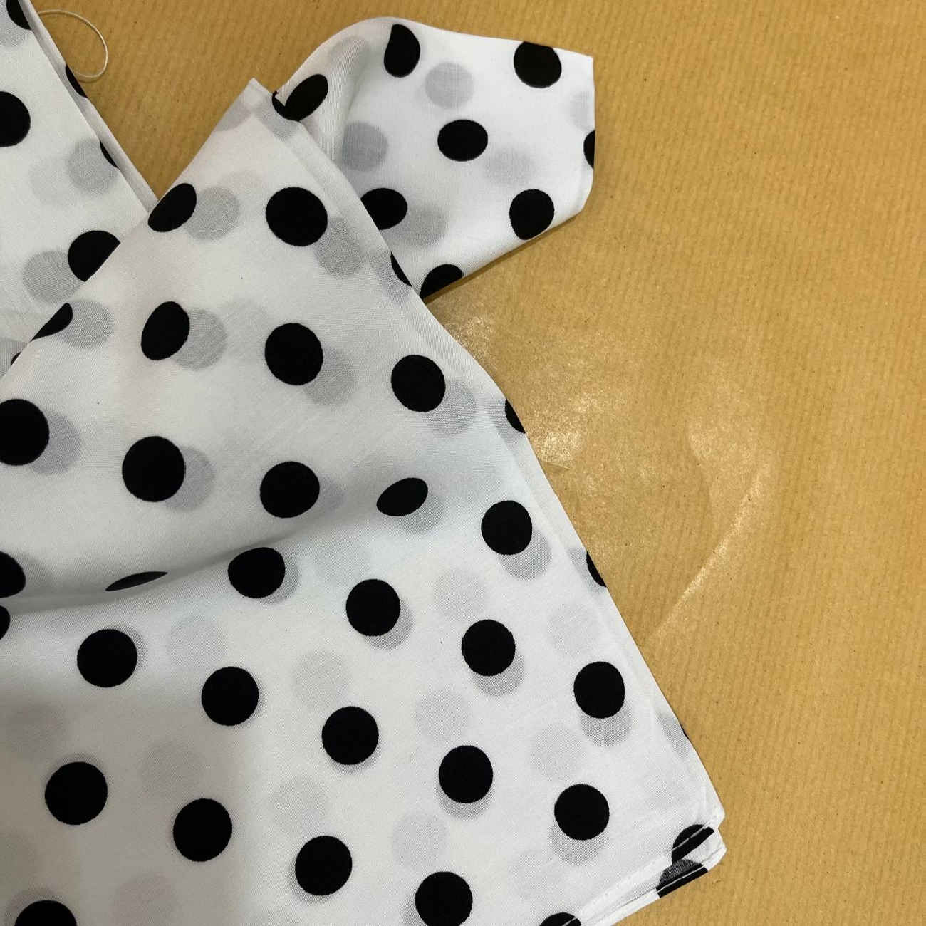 Elegantes kleines Halstuch – weiße Grundlage mit modernem, edlem Schwarz