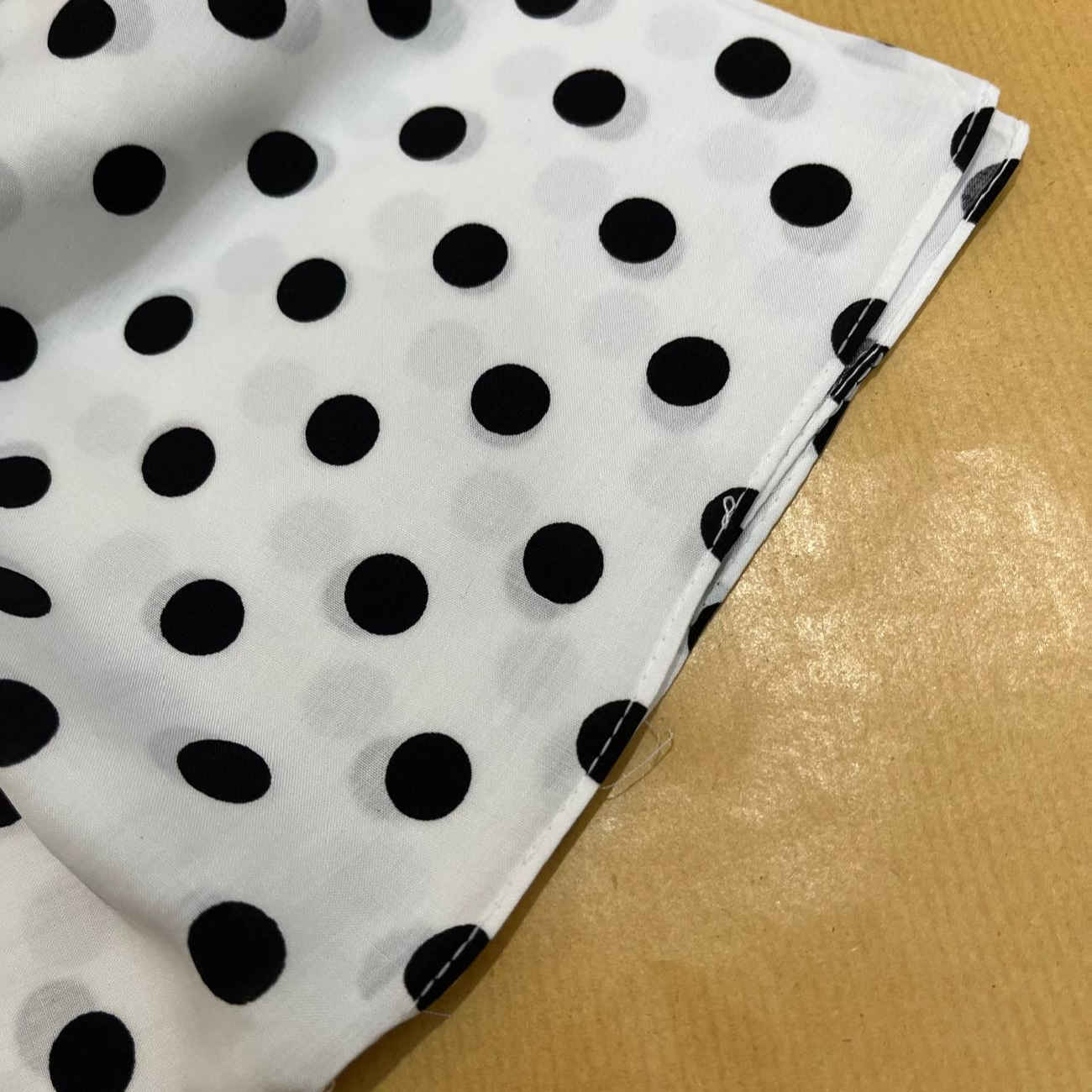 Elegantes kleines Halstuch – weiße Grundlage mit modernem, edlem Schwarz