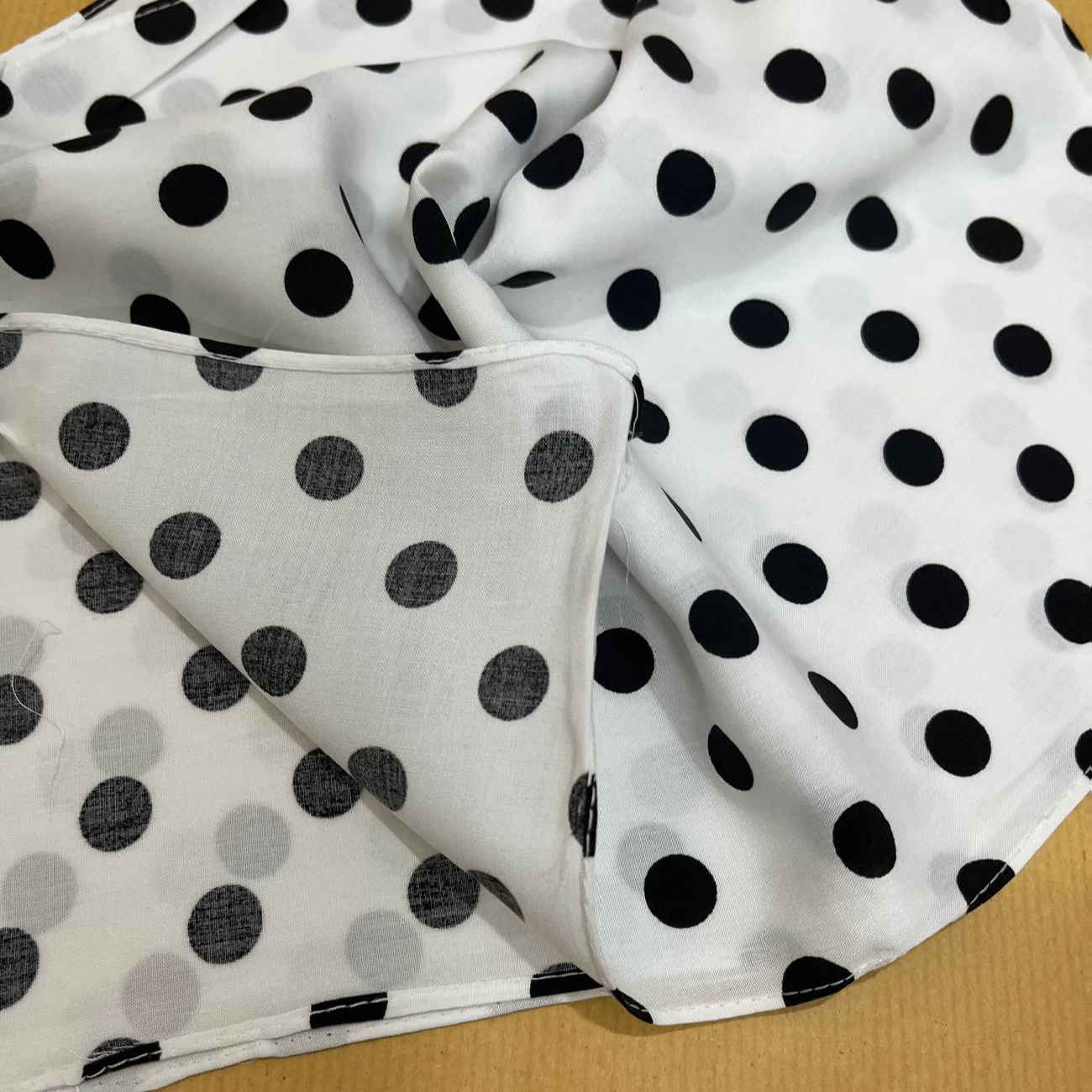 Elegantes kleines Halstuch – weiße Grundlage mit modernem, edlem Schwarz