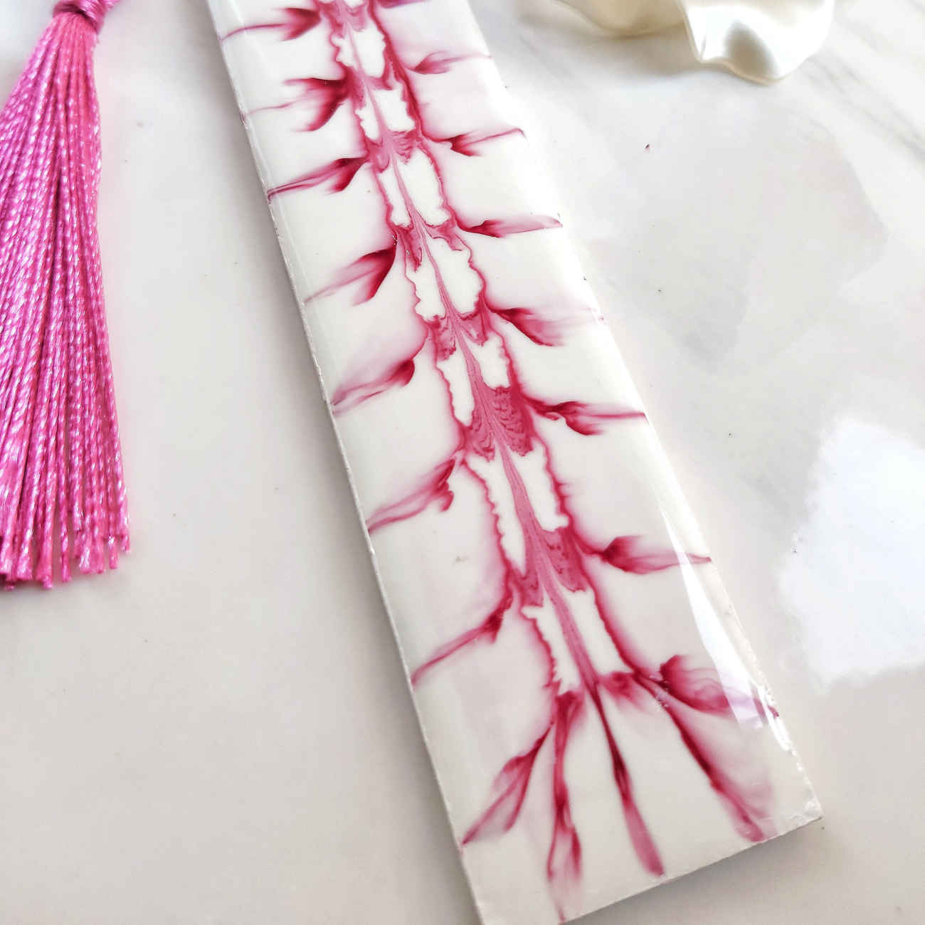 Wunderschönes handgefertigtes Lesezeichen in Weiß und Rosa – liebevolles Geschenk für Leser, Schriftsteller und Tagebuchliebhaber