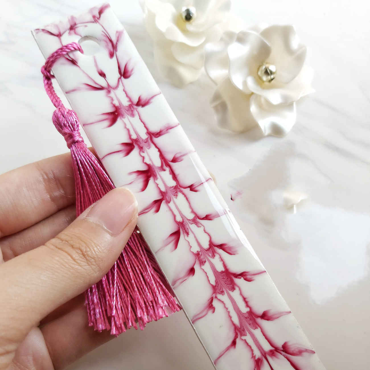 Wunderschönes handgefertigtes Lesezeichen in Weiß und Rosa – liebevolles Geschenk für Leser, Schriftsteller und Tagebuchliebhaber