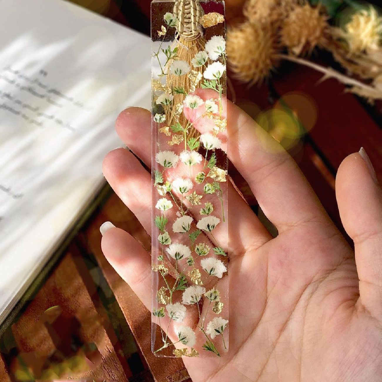 Handgefertigtes Lesezeichen mit filigranen Blumen – Zauberhaftes Blumenmuster für ein strahlendes Leseerlebnis
