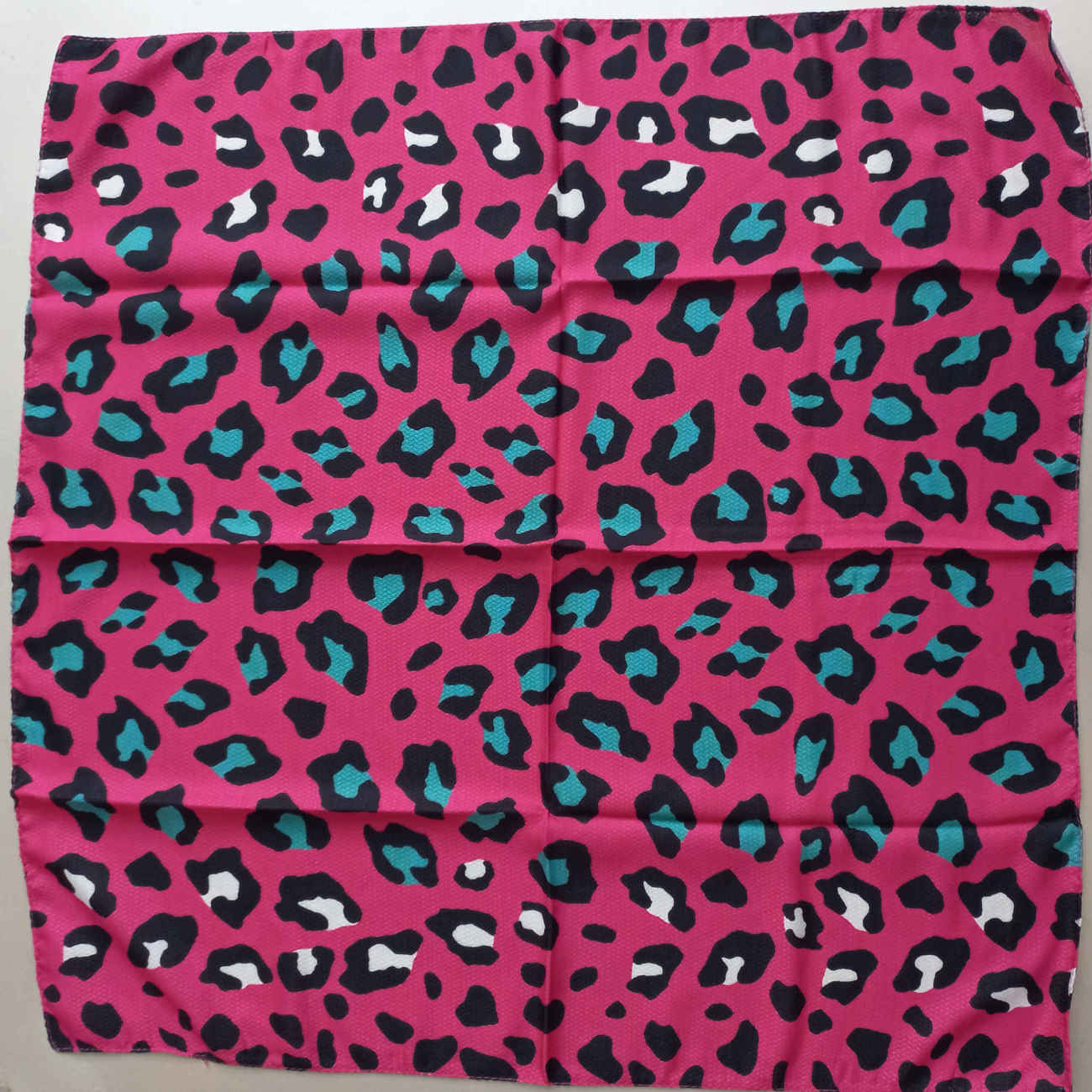 Mini-Tuch im Leopardenmuster – Rosa, Blau und Weiß – Für stilbewusste Auftritte