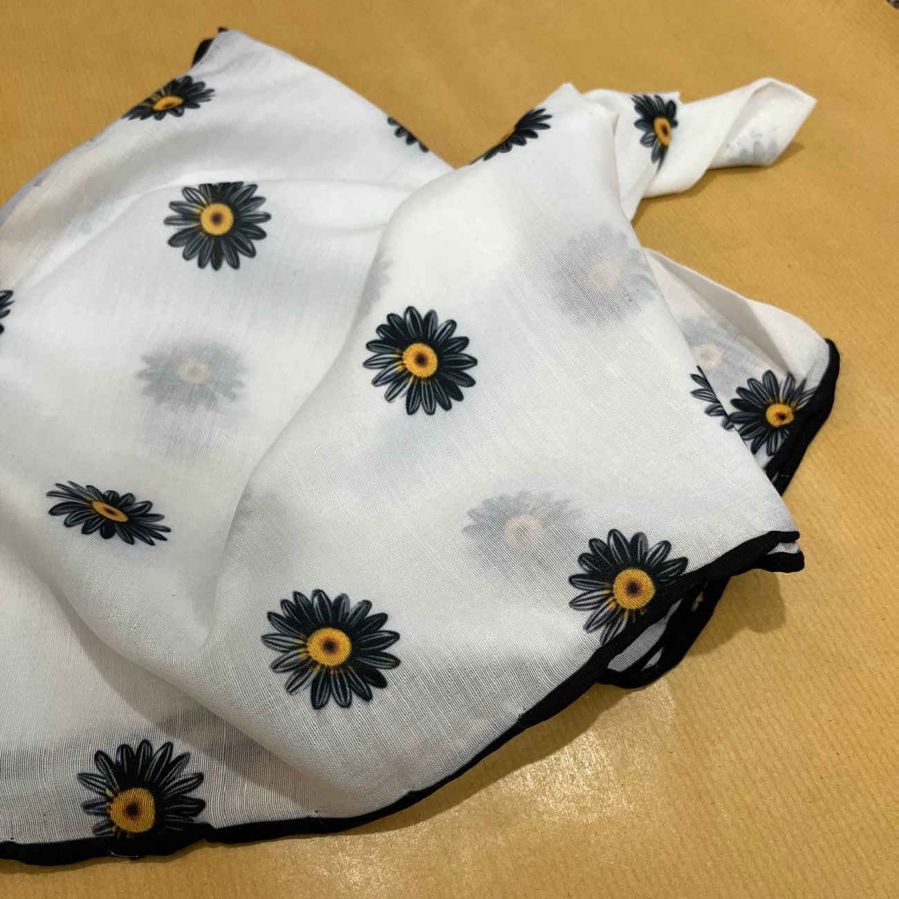 Cremefarbenes Mini-Kopftuch mit Schleife – Niedlich, schlicht und schick