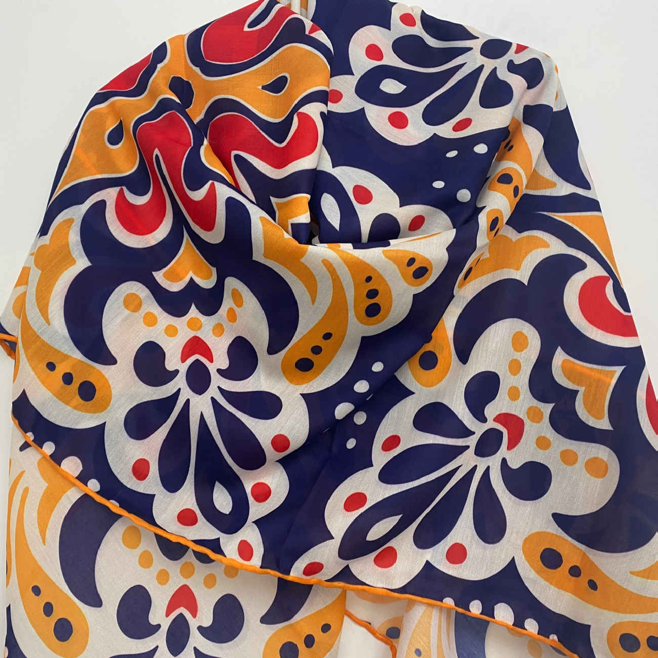 Dunkelblauer Schal mit prächtigem Blumenmuster – Zeitloser Stil für jede Jahreszeit