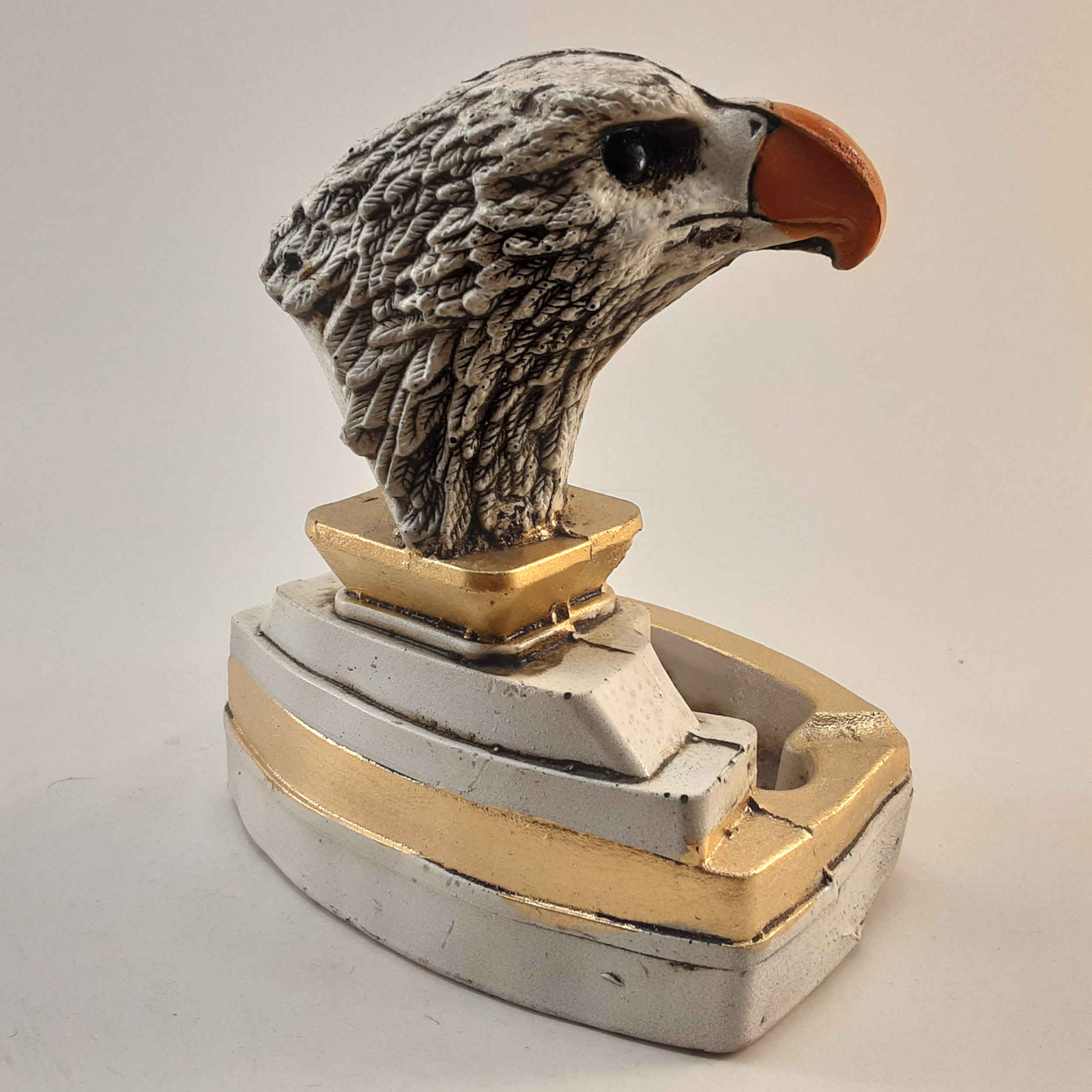 Origineller Aschenbecher – Perfektes Geschenk für Raucher und Freunde mit Adler-Motiv