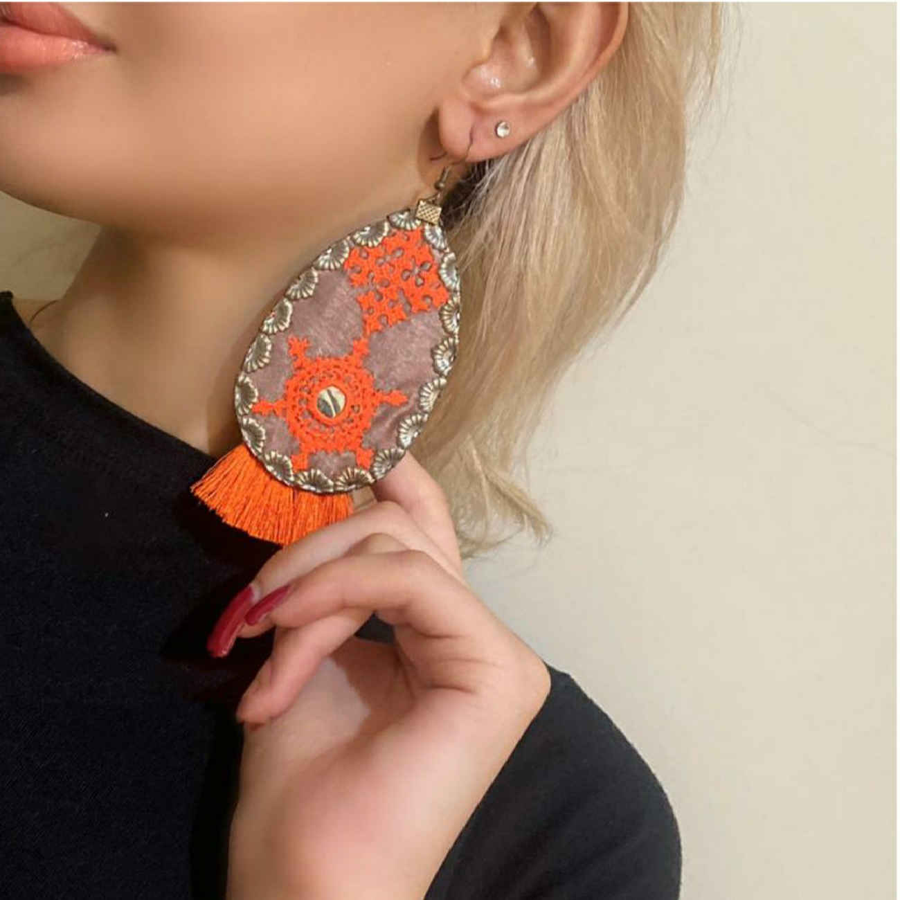 Orange Bestickte Ohrringe – Handgemachter Schmuck im Persischen Volkstil