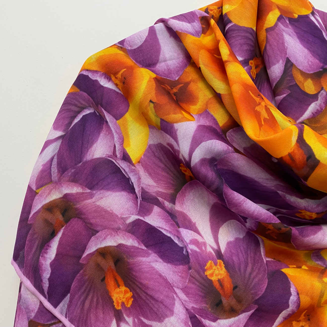 Lila Vier-Jahreszeiten-Baumwollschal – Mit wunderschönem Blumenmuster