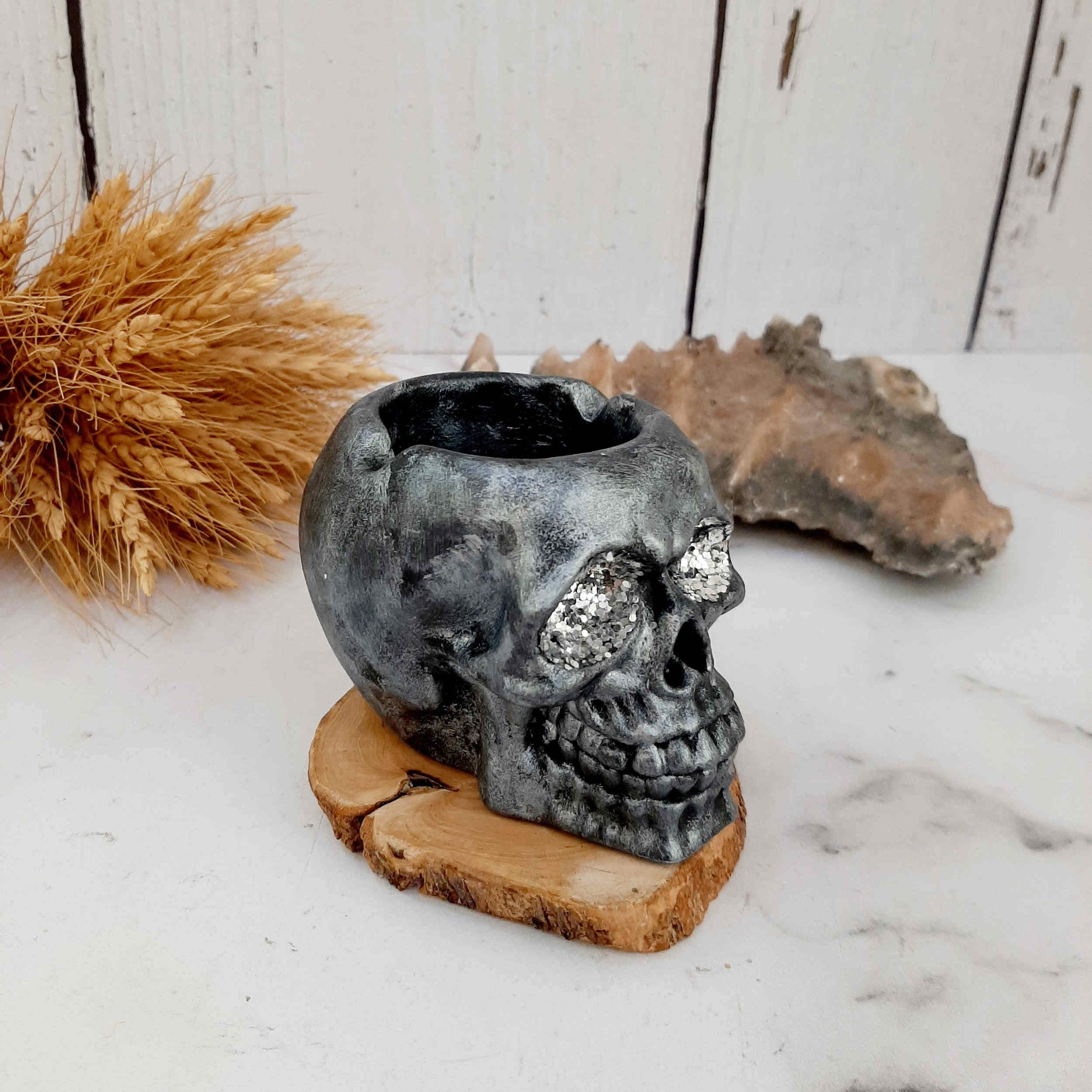 Totenkopf-Aschenbecher für Raucher – Einzigartiger Kunstharz-Aschenbecher als stilvolles Wohnaccessoire, für die Bar oder als Geschenk