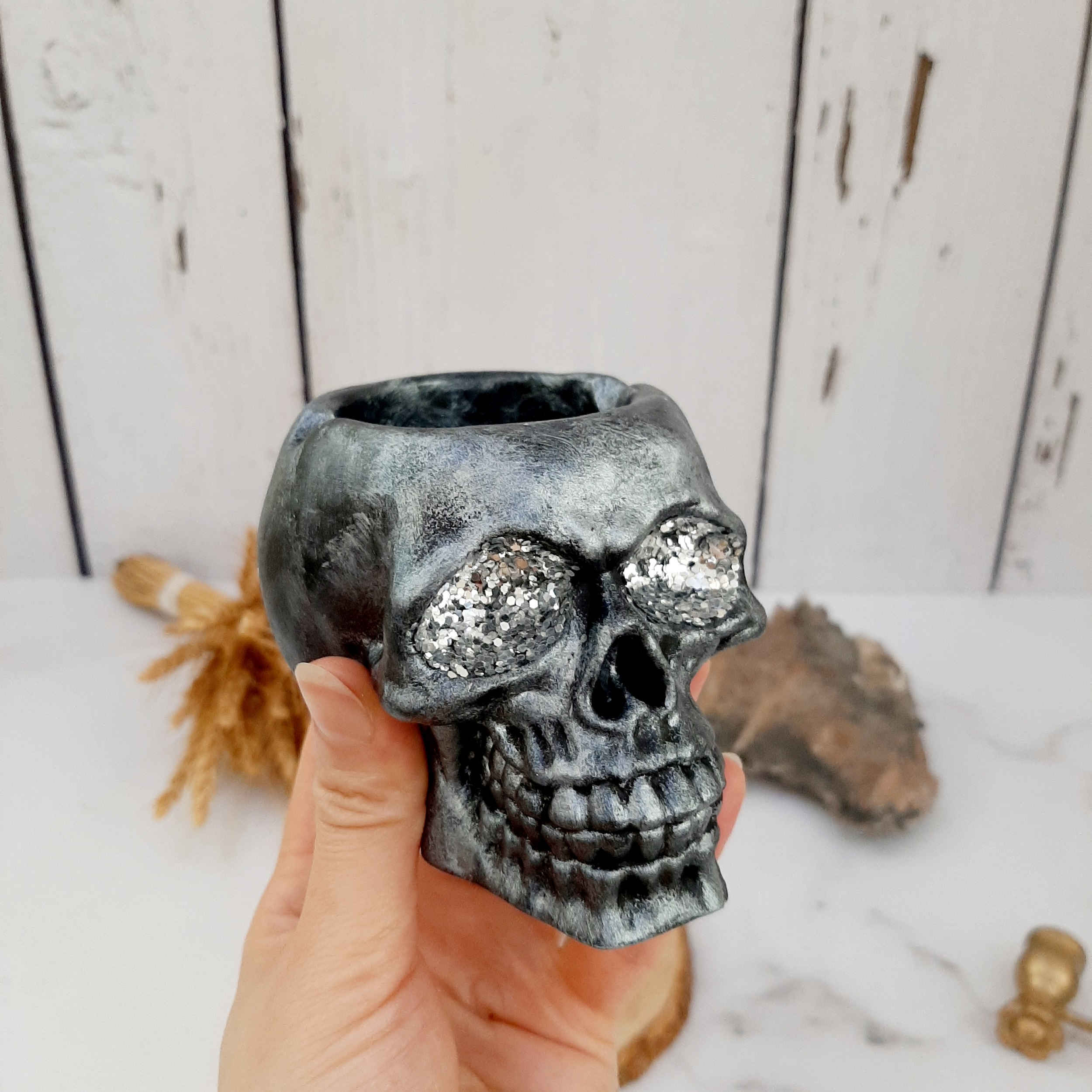 Totenkopf-Aschenbecher für Raucher – Einzigartiger Kunstharz-Aschenbecher als stilvolles Wohnaccessoire, für die Bar oder als Geschenk