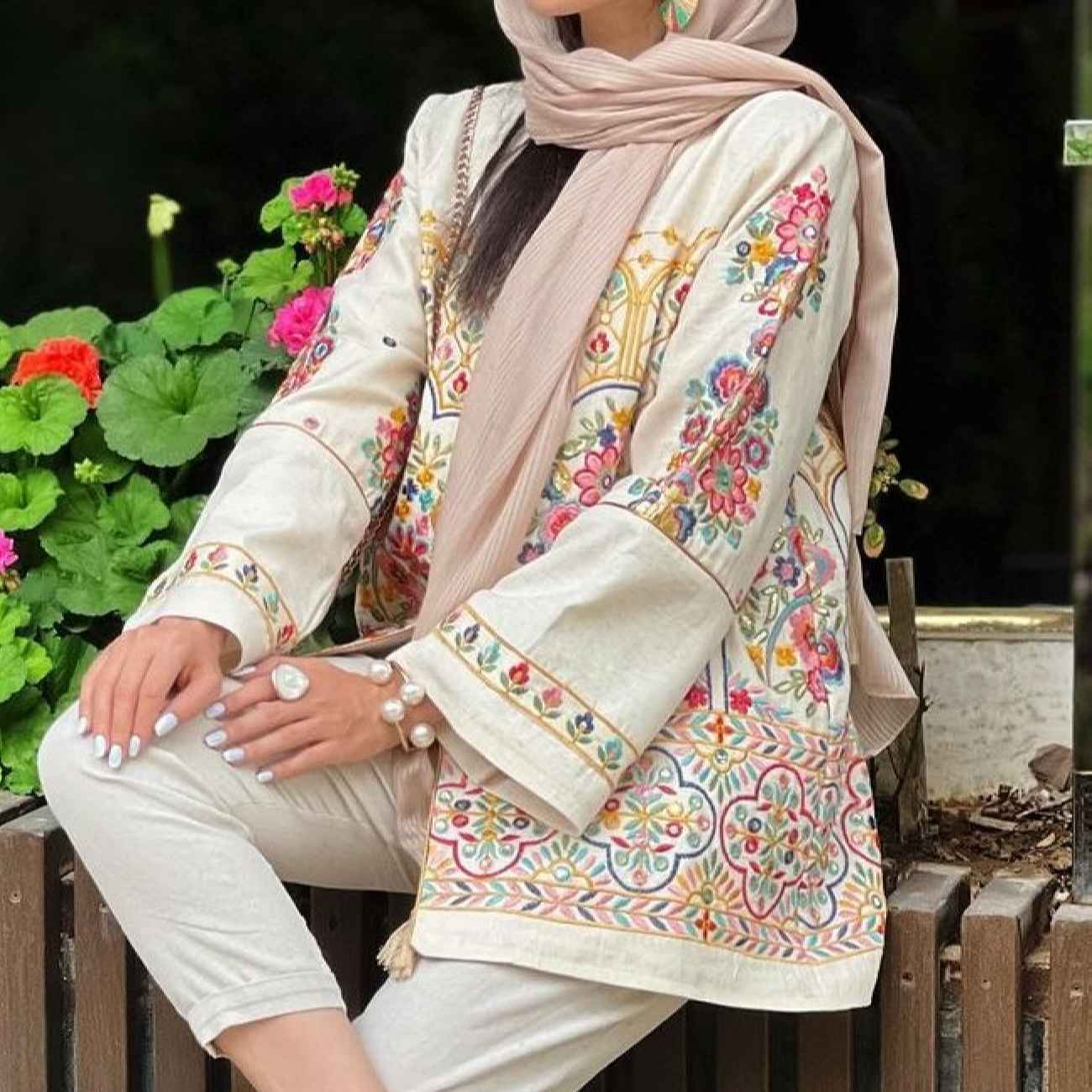 Stilvoller Leinen-Manto für Frauen, Handbestickt & Atmungsaktiv mit Blumenmuster